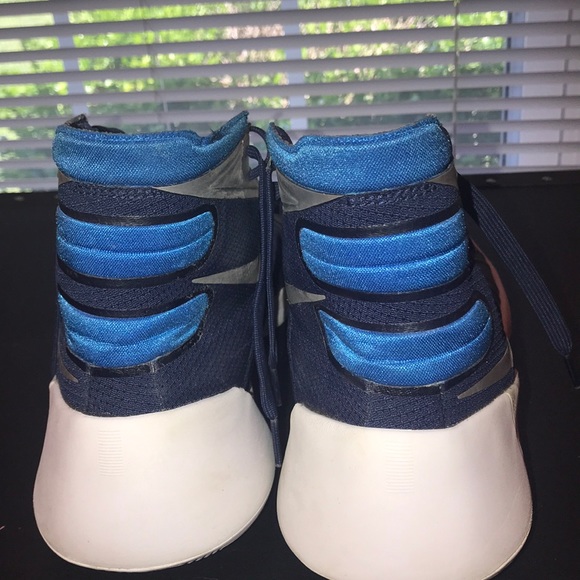 nike basketball shoes. - Picture 3 of 5